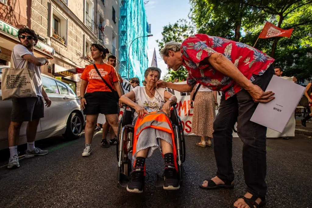 Imagem da notícia Idosa é despejada de apartamento onde morou por 70 anos após aluguel subir para R$ 16 mil na Espanha