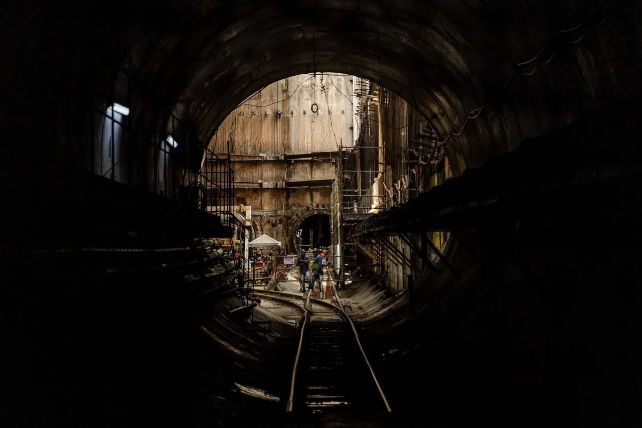 Vista parcial de um dos túneis da linha leste do metrô.