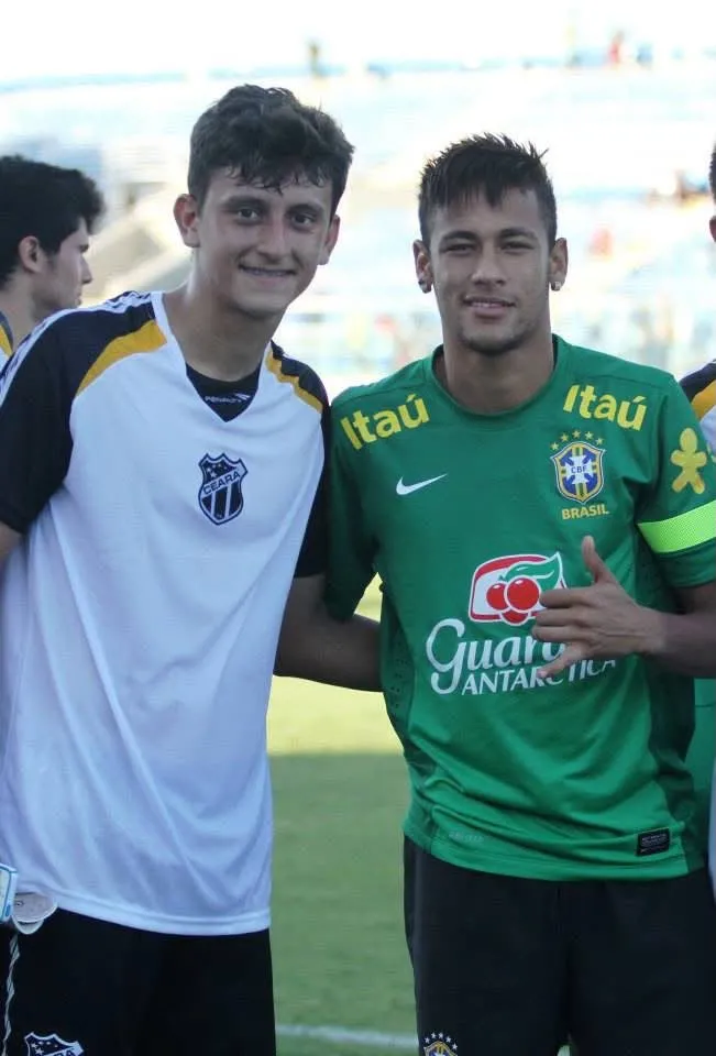 Sánchez ao lado de Neymar em jogo amistoso.