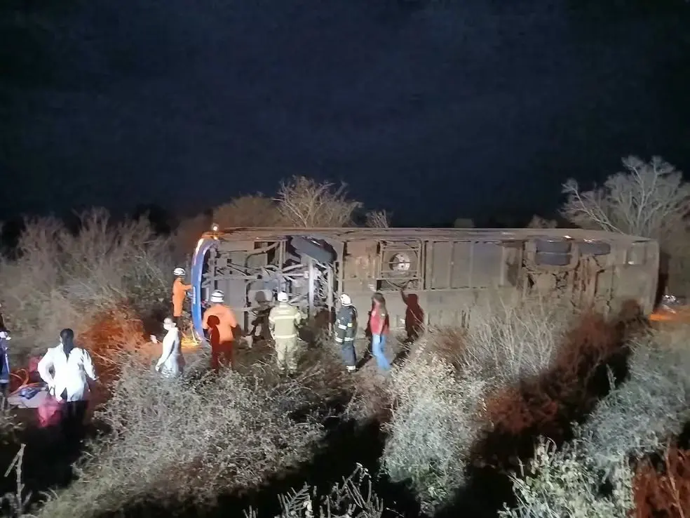Imagem da notícia Ônibus que saiu de Fortaleza para Palmas tomba na Bahia e deixa 7 mortos