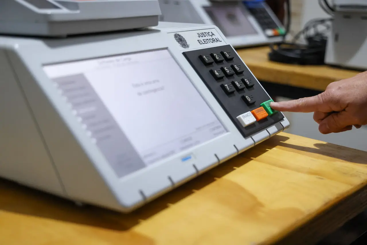 Imagem da notícia Brasileiros aptos a votar no exterior somam quase 1 milhão de eleitores