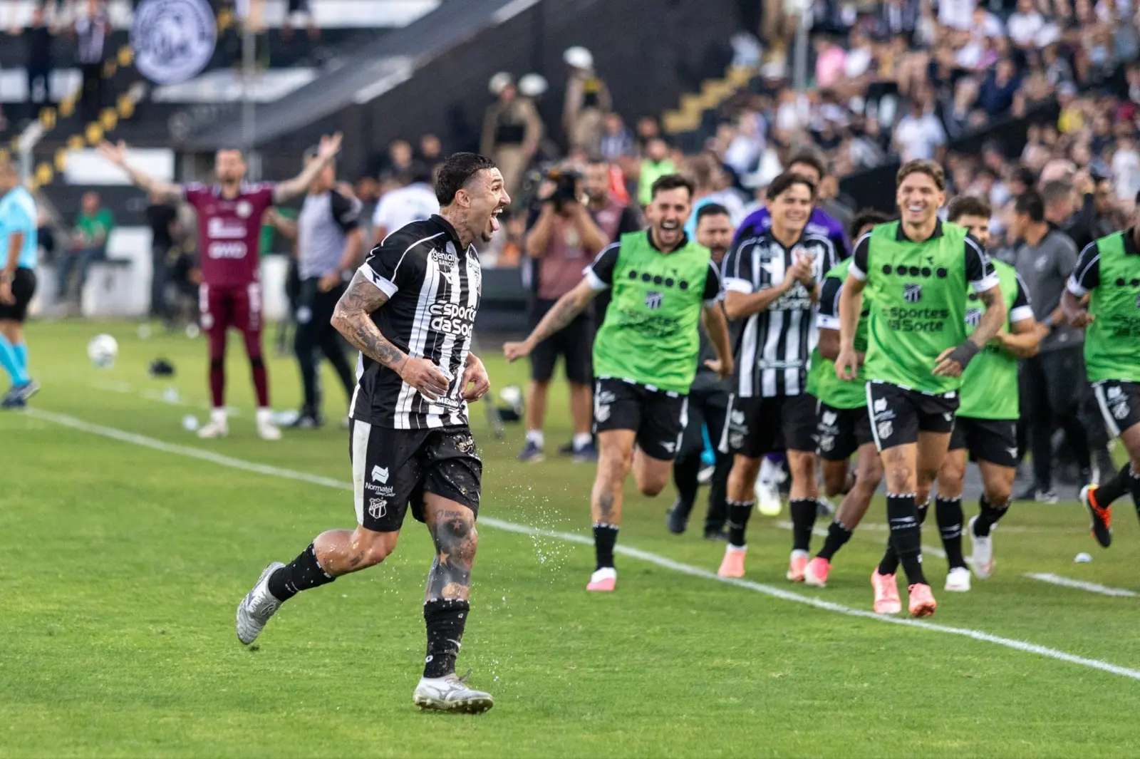 Imagem da notícia: Após sofrer dois gols, Ceará arranca empate com Operário na Série B; veja como foi a partida