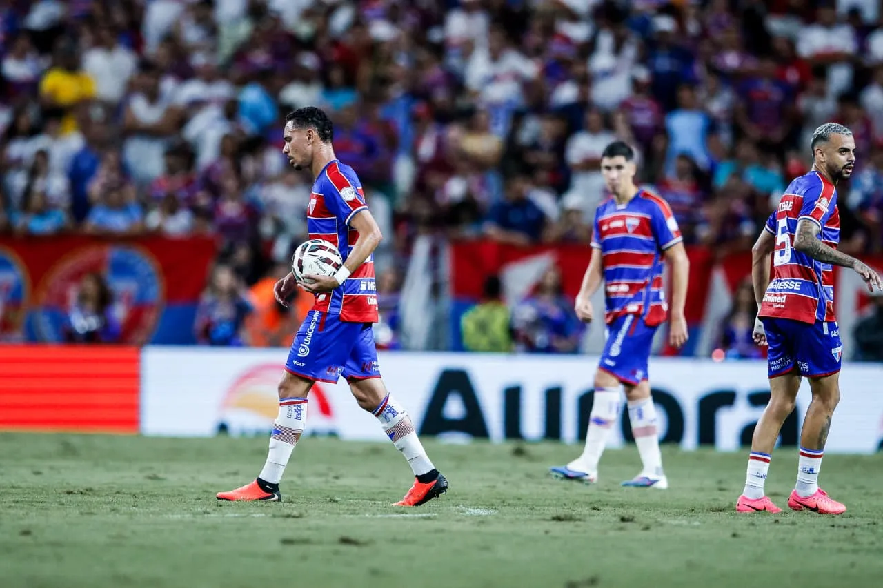 Luiz Fernando perdeu gol incrível no 1º tempo