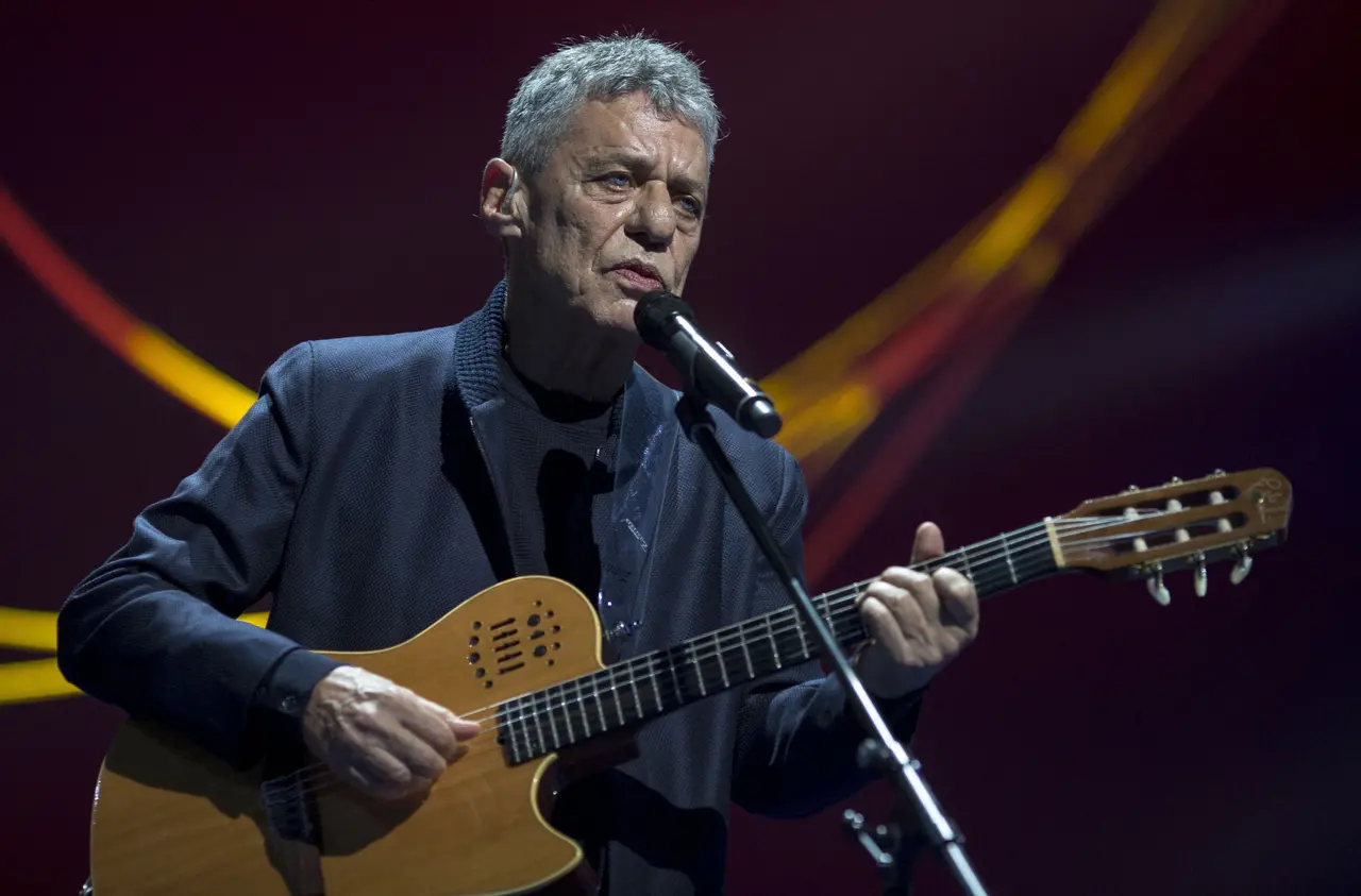 Imagem da notícia Chico Buarque aciona polícia após ser ameaçado de morte por médico na internet