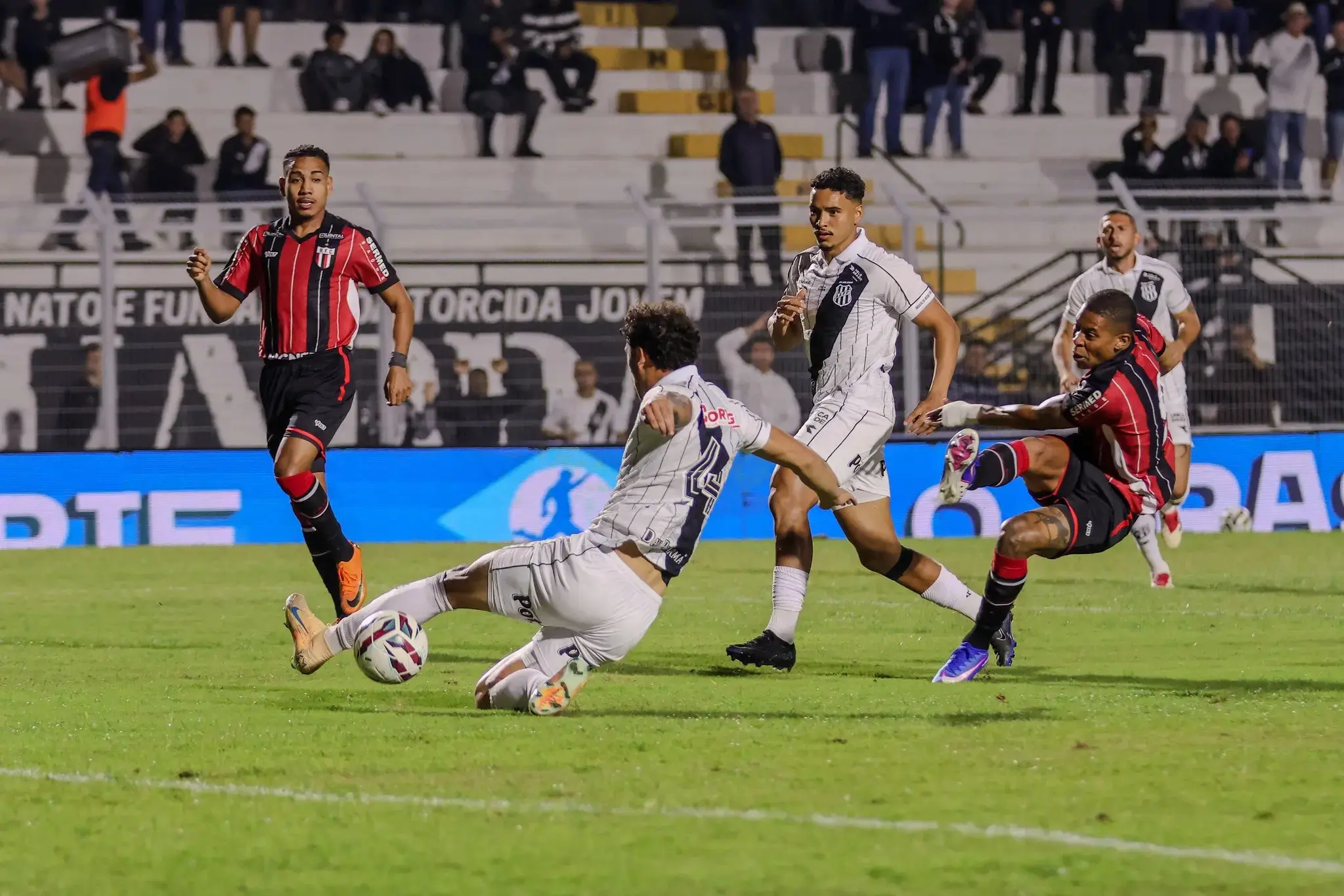 Imagem da notícia Jogos de terça-feira na TV: veja onde assistir e horário das partidas desta terça-feira (29)