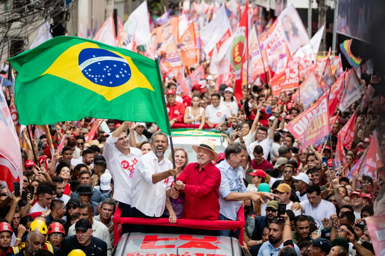 Imagem da notícia Em ato com Lula, Elmano faz aceno a mulheres e diz que, no Ceará, 'bolsonarismo não se cria'