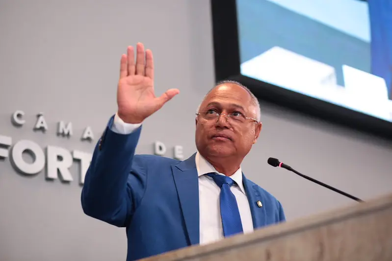Imagem da notícia Câmara de Fortaleza faz minuto de silêncio e levanta sessão em homenagem a Cônsul do Povo