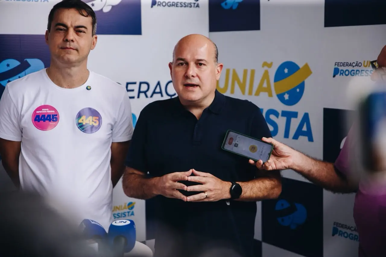 Capitão Wagner e RC, em pé, falando em coletiva de imprensa.