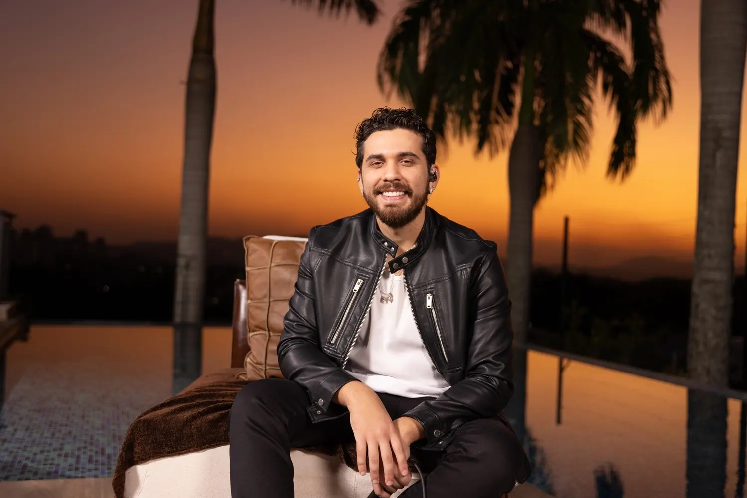Cantor traz repertório de hits para a Praia do Futuro.