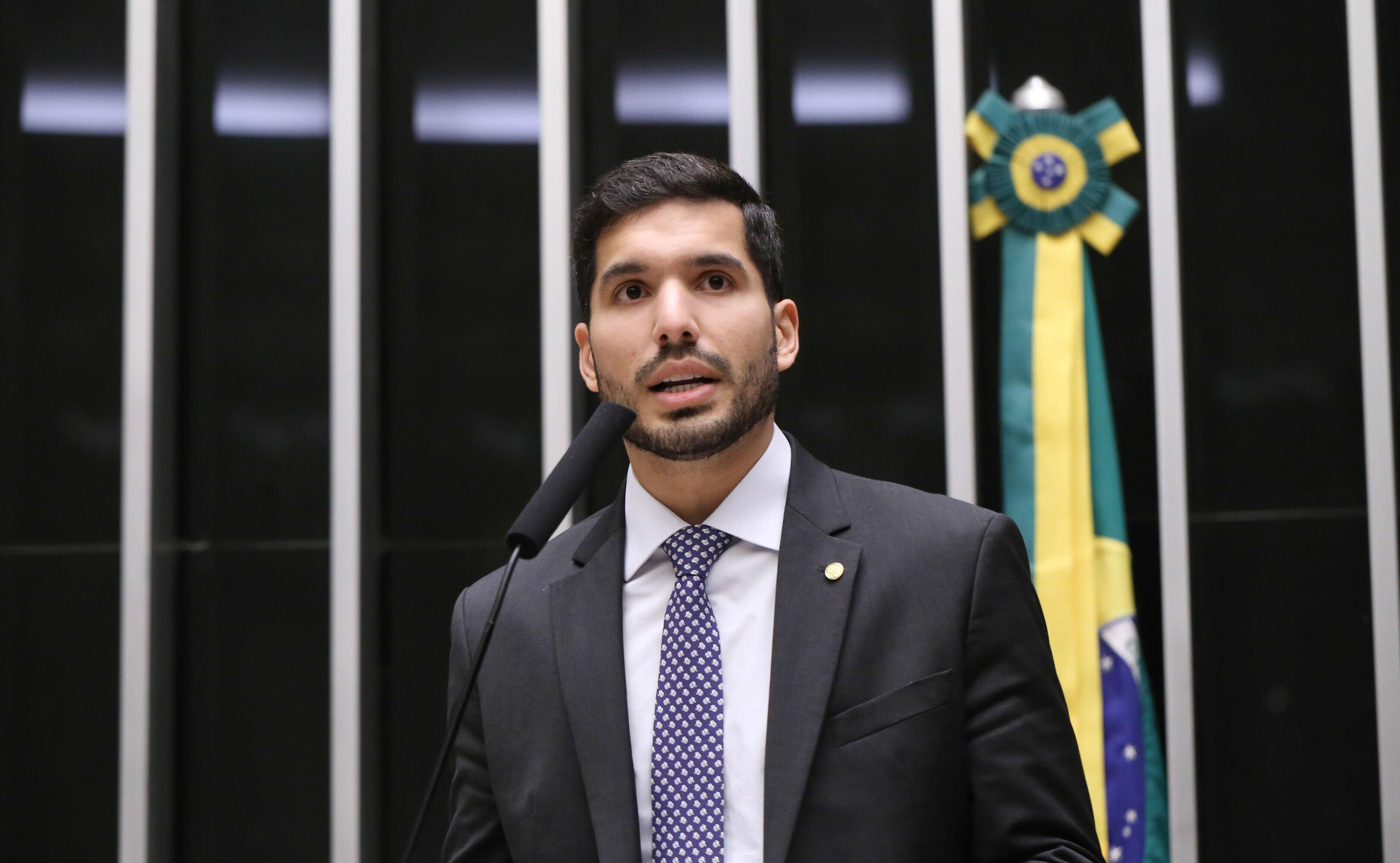 André Fernandes iniciou a vida pública em 2018 e foi candidato a deputado federal em 2026.