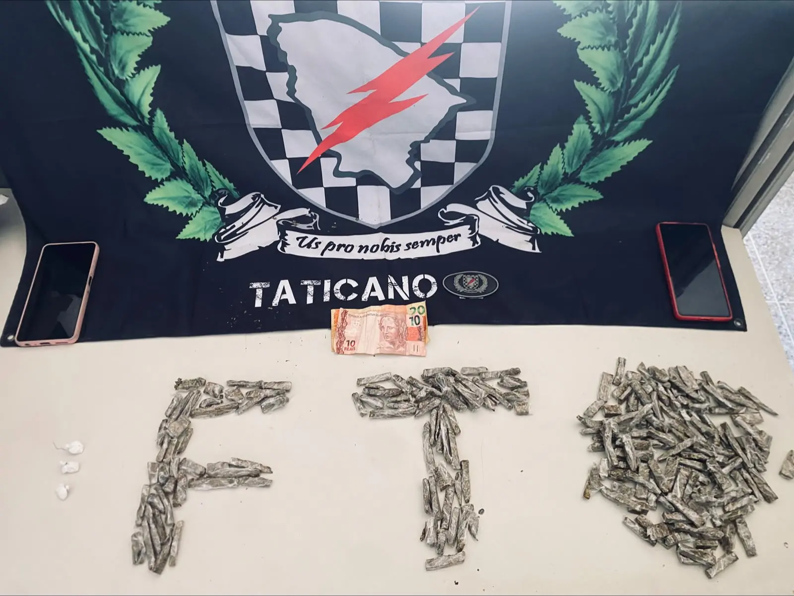 Imagem da notícia Mãe e filho são presos por tráfico em Fortaleza; droga é encontrada em máquina de lavar 