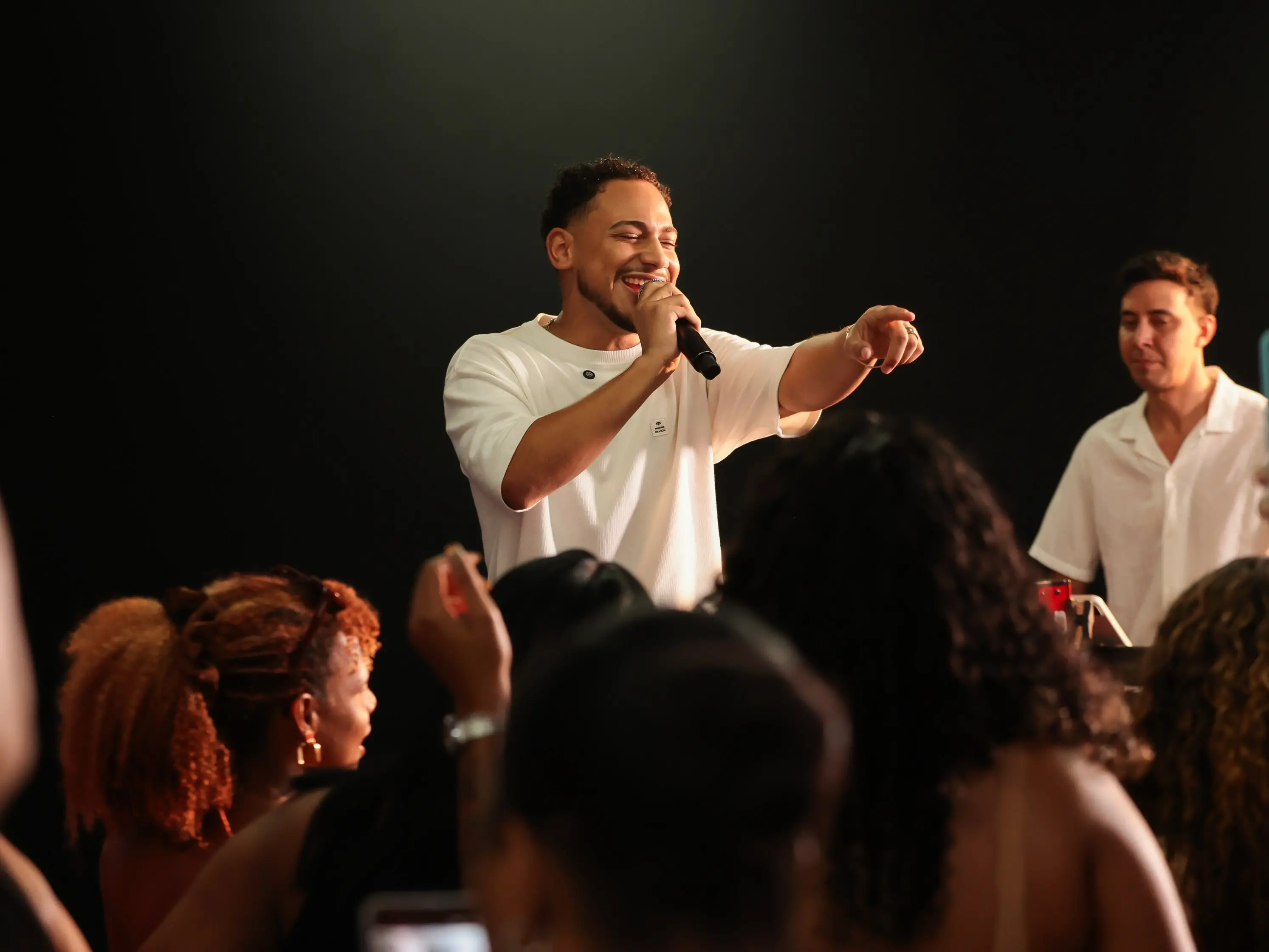 Imagem da notícia Convidado por Bell Marques, Marquinhos Navais transforma metrô em palco e inicia nova fase na música