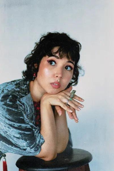Cantora apresenta álbum no Hifive Discos, na Vila Bachá.
