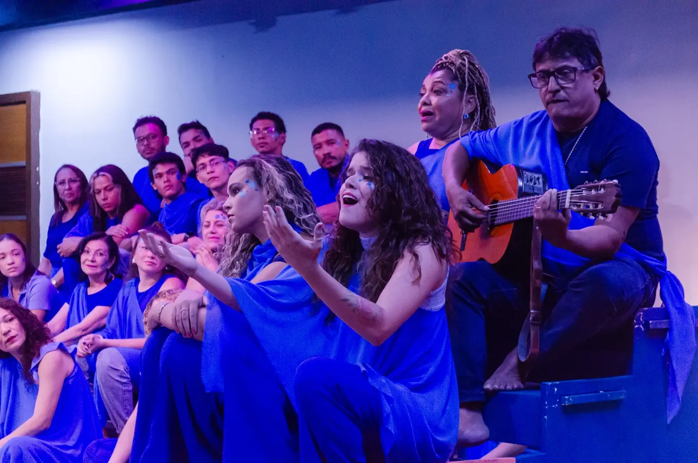42 artistas participaram do processo formativo e sobem ao palco para interpretar o repertório.