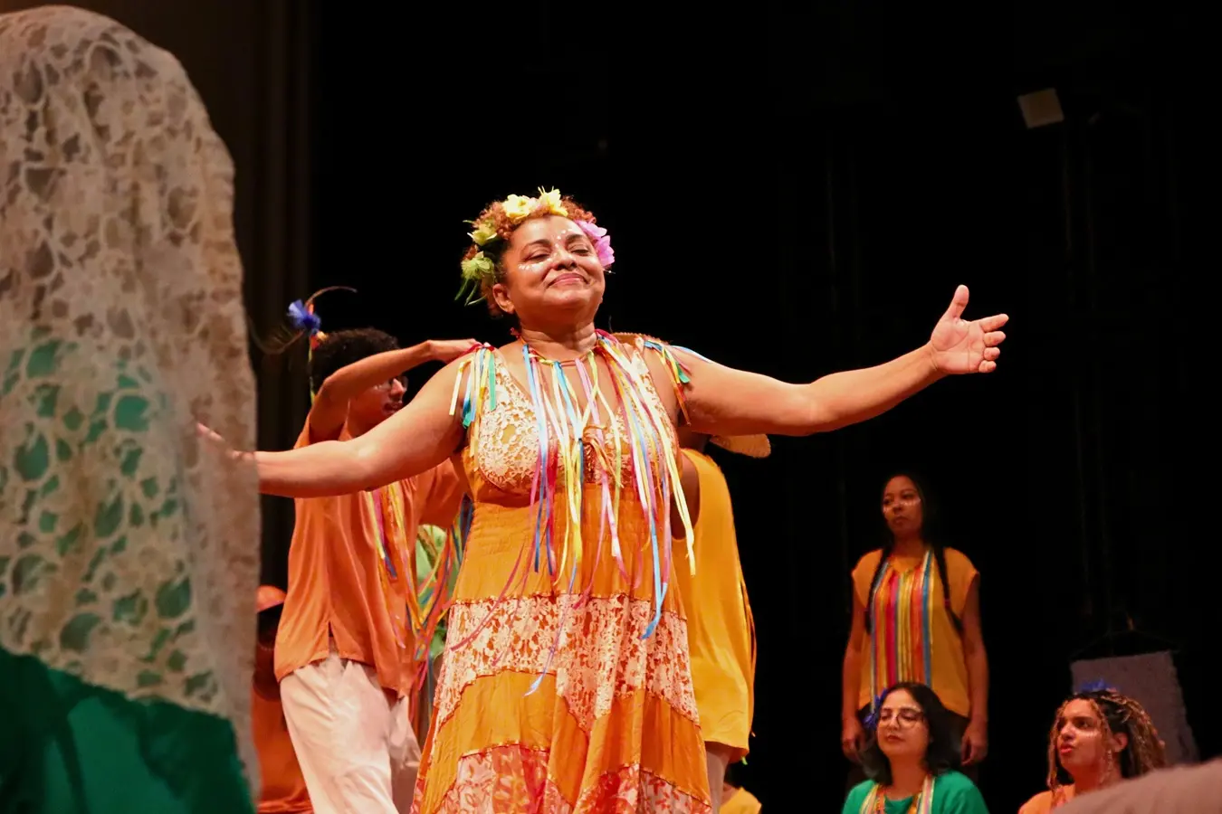 Apresentações unem canto coral e performance cênica. Na foto, cena do espetáculo 'Areal' (2025).