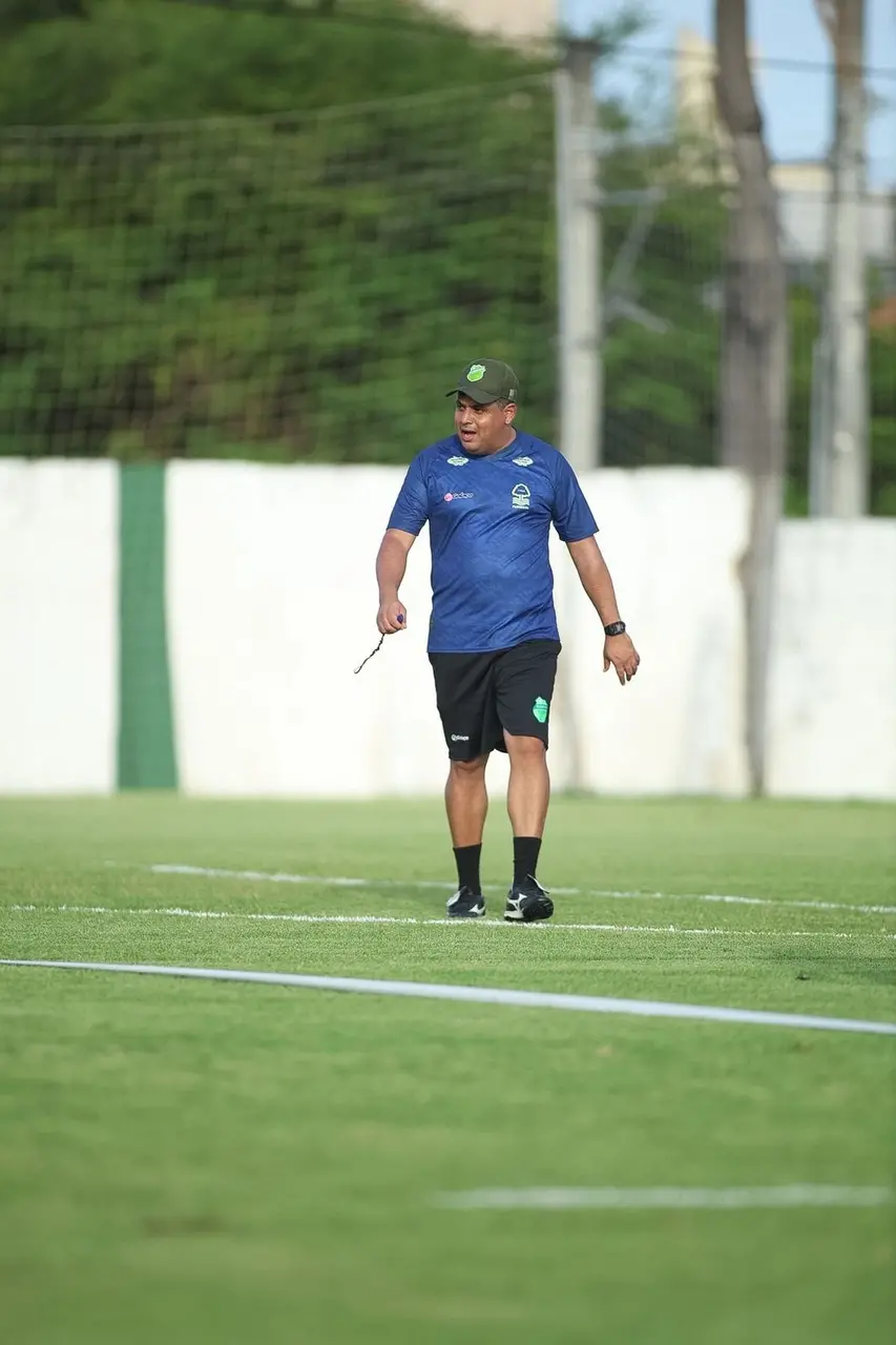 Imagem da notícia Na luta pelo acesso na C com o Floresta, Leston Júnior tem o 3º trabalho mais longevo do Brasil