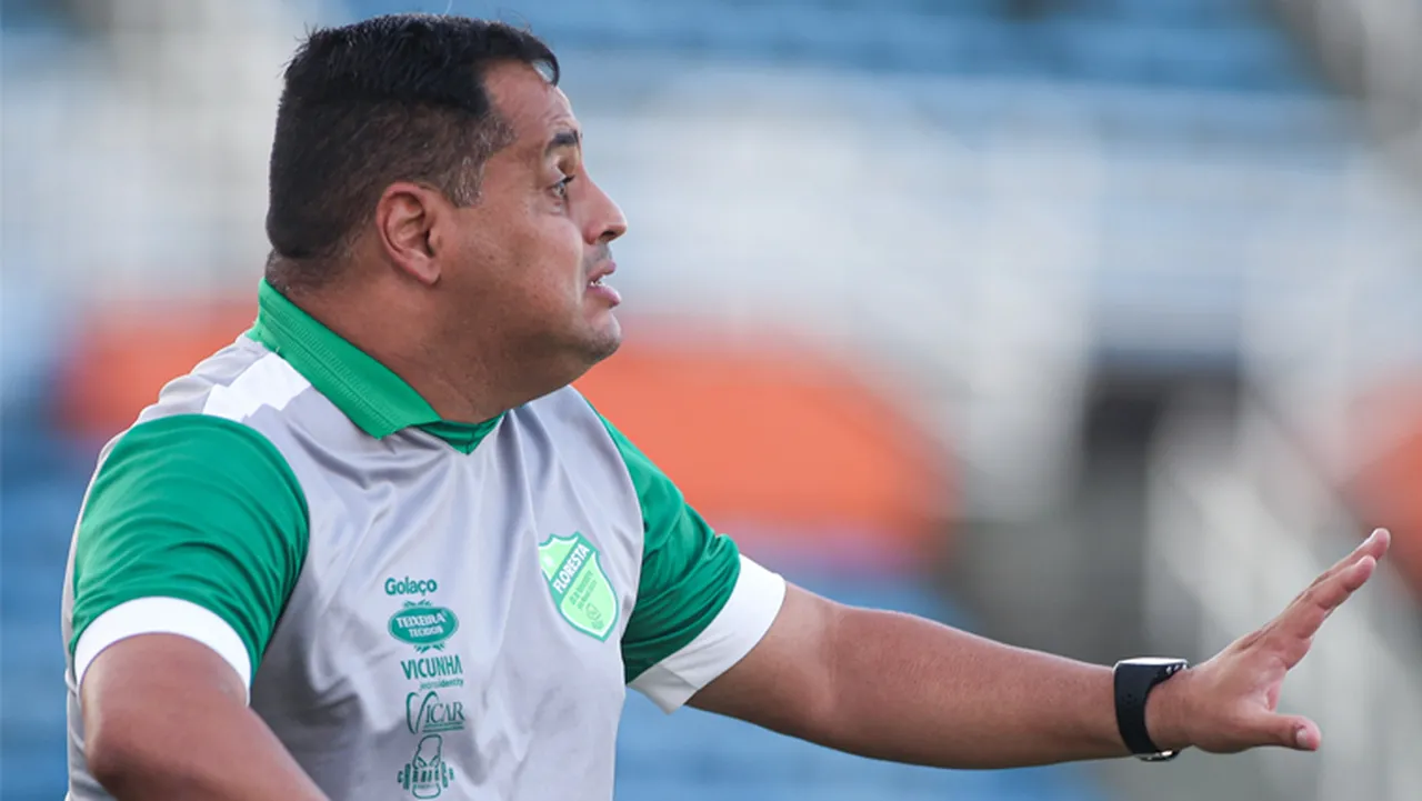 Leston Júnior é o 3º treinador mais longevo do país em um clube e 1º entre os times da Série C