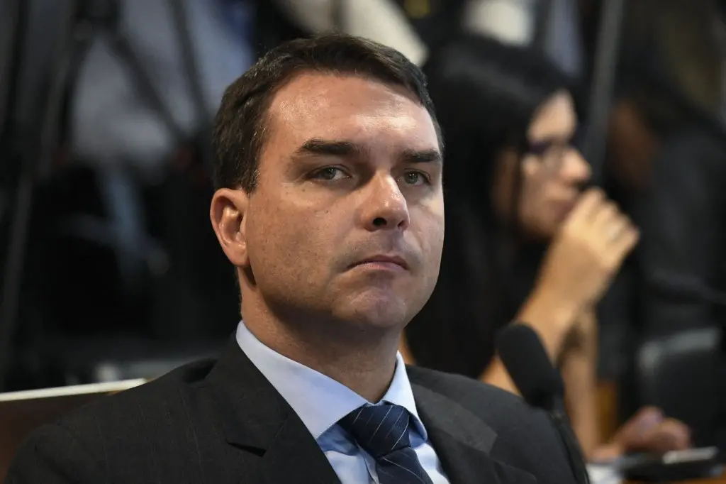 Imagem da notícia Flávio Bolsonaro desiste de participar do debate da TV Globo desta quinta-feira (1º)