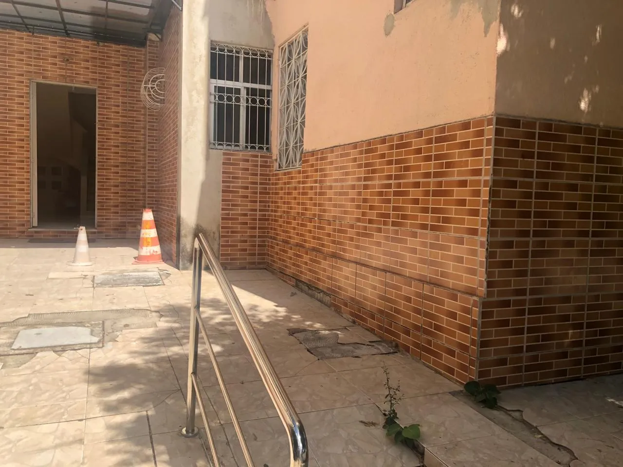 Piso quebrado e afundado mostram danos em um dos blocos do condomínio.