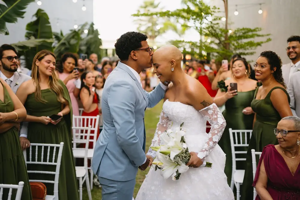 Imagem da notícia Noiva descobre câncer pouco antes do casamento e casa careca: ‘Meu ato de força’