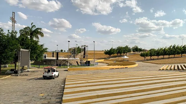 Quando foi inaugurando, em outubro de 1989, o espaço era o maior anfiteatro a céu aberto do Nordeste e um dos maiores monumentos sacros do mundo.