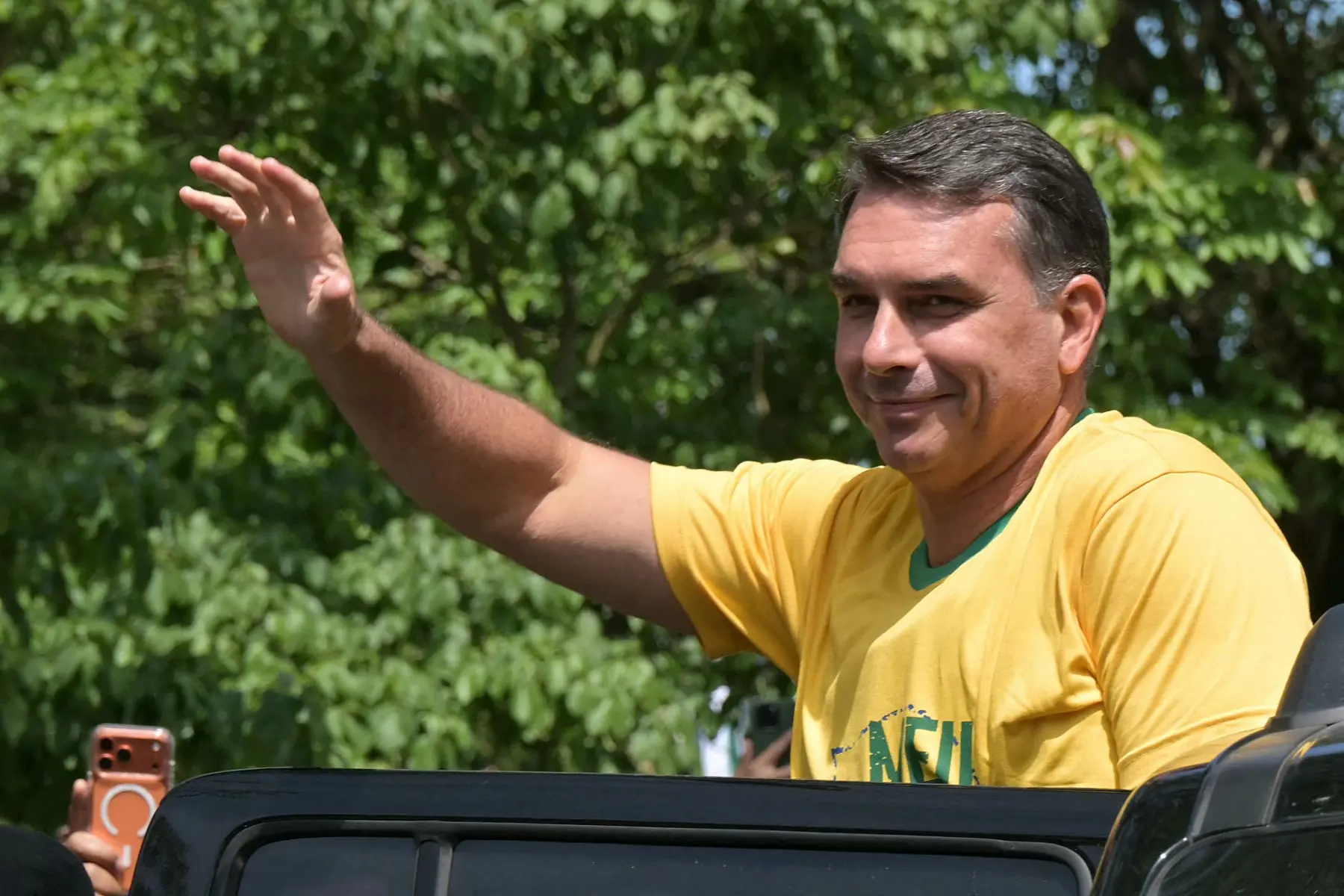 Imagem da notícia Flávio Bolsonaro acusa PT de aparelhar instituições e PF de perseguir adversários, sem provas
