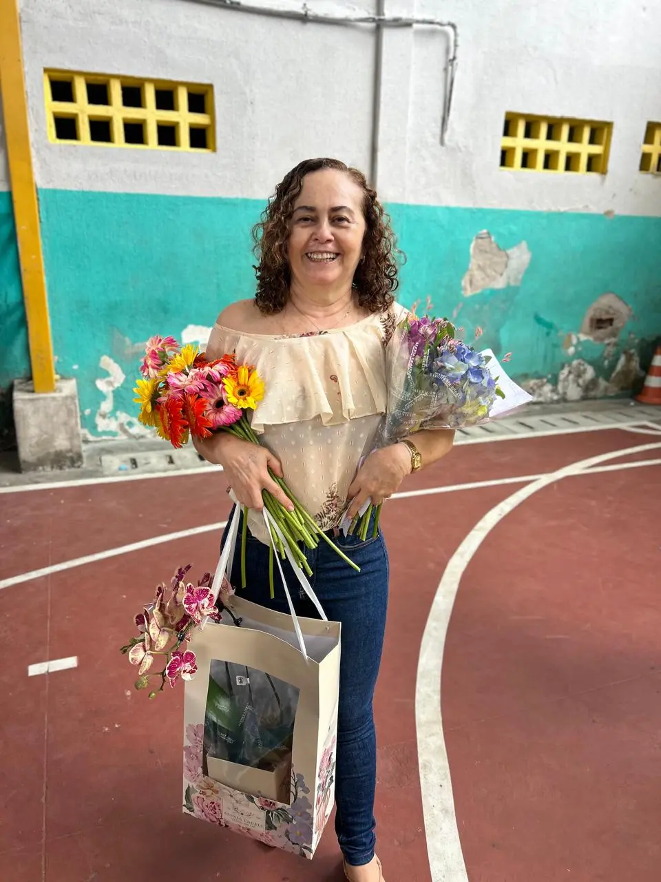 Imagem da notícia Professora ganha homenagem de escola em Fortaleza após 31 anos no ensino público: 'Muito grata'