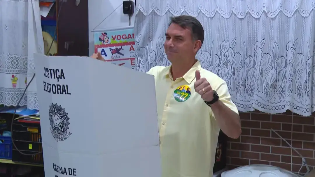 Imagem da notícia Flávio Bolsonaro votou na manhã deste domingo (4) em Vila Isabel, no Rio de Janeiro