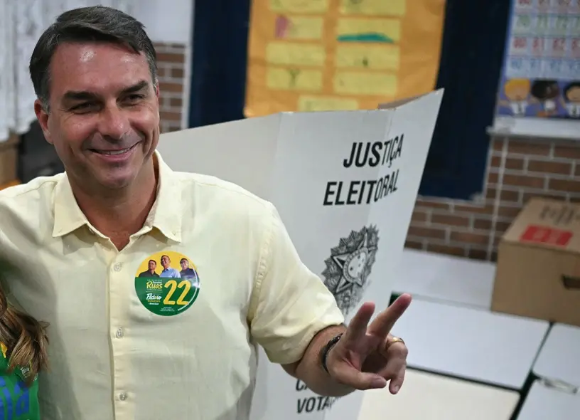 Imagem da notícia: Flávio Bolsonaro votou na manhã deste domingo (4) em Vila Isabel, no Rio de Janeiro
