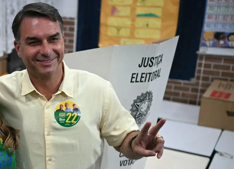 Após registrar o voto, o candidato declarou aos jornalistas estar satisfeito com a campanha.