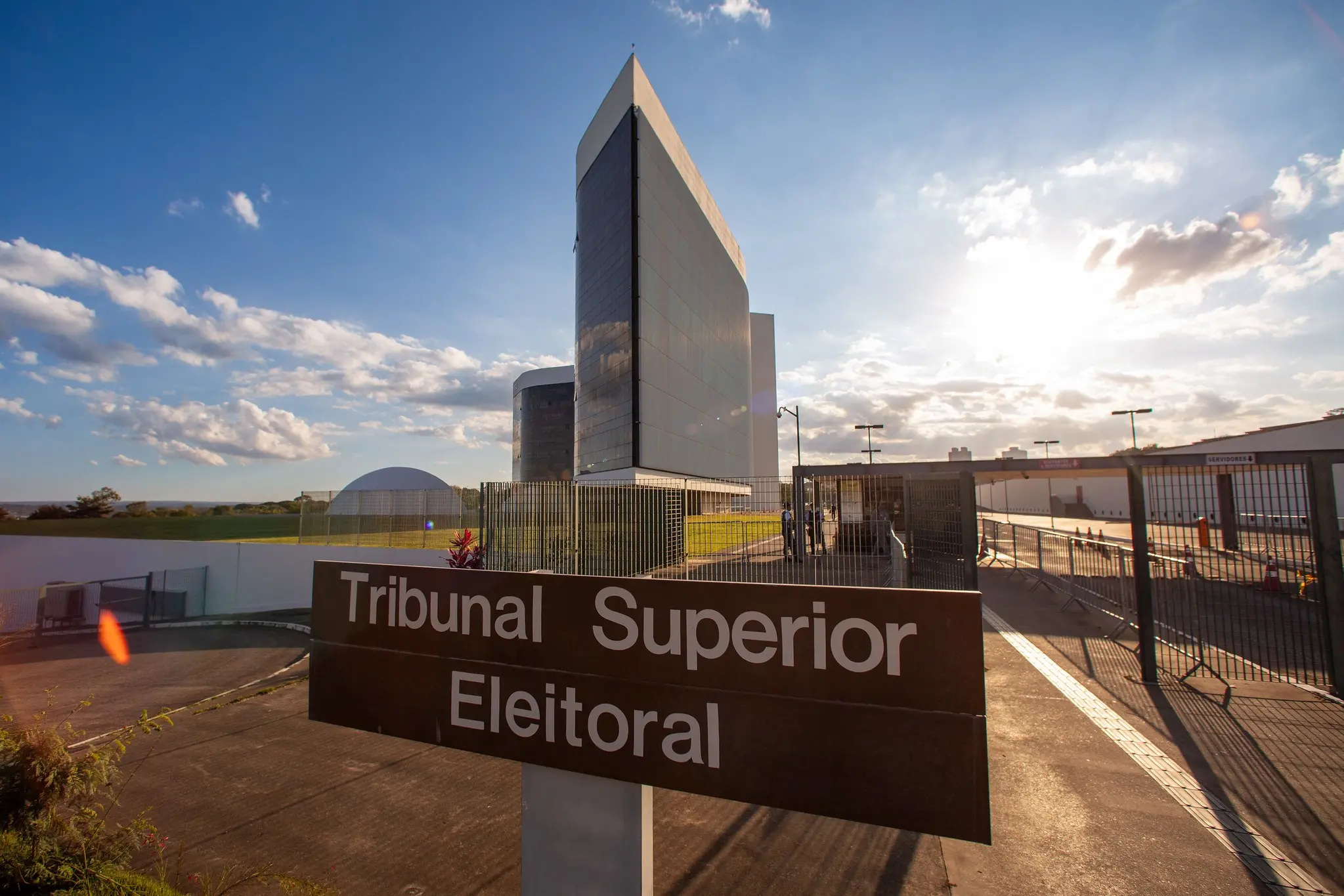 Imagem da notícia Nas primeiras horas de votação, 421 urnas foram trocadas neste domingo (4)