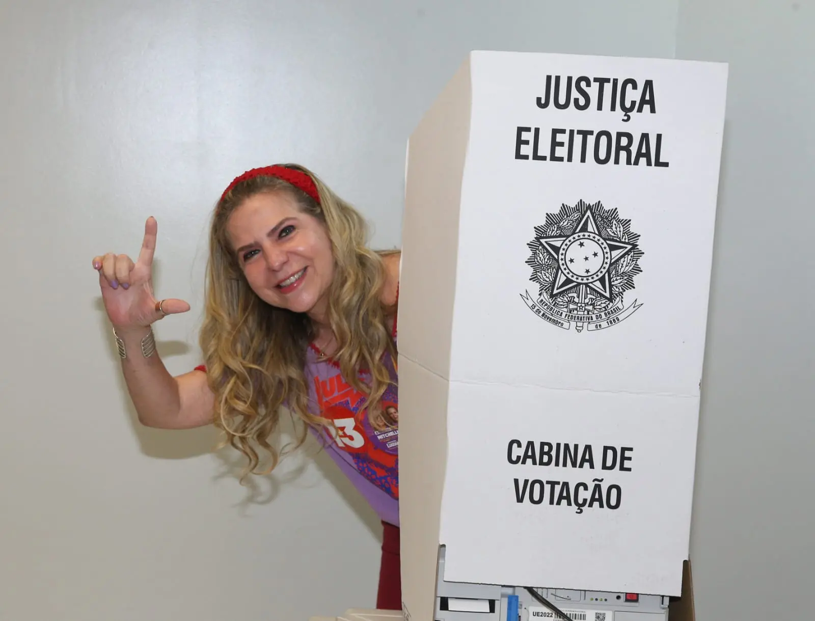 Imagem da notícia Candidata ao Senado, Luizianne Lins vota em Fortaleza