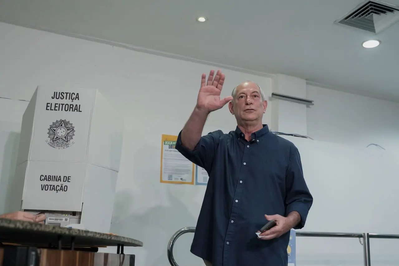 Imagem da notícia Ciro Gomes, candidato a governador do Ceará, vota em Fortaleza