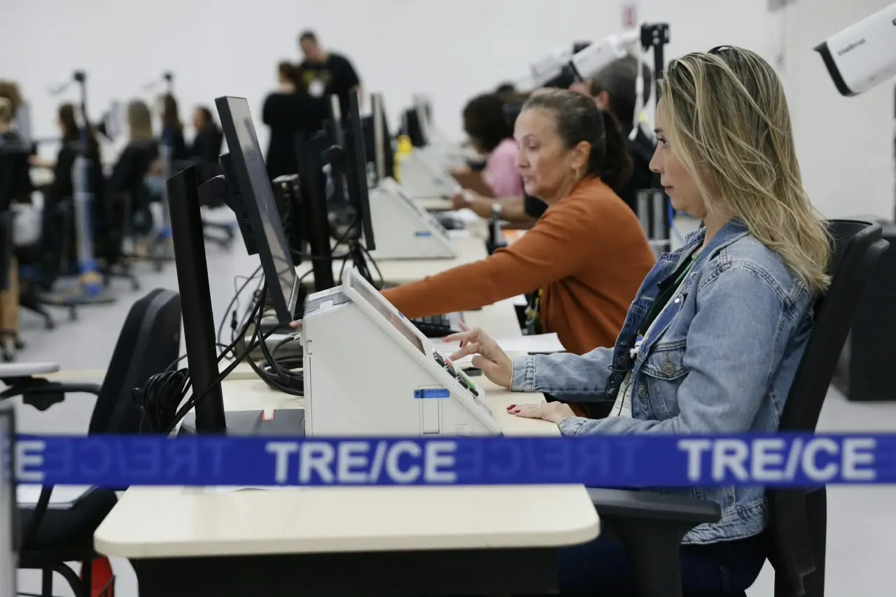 Imagem da notícia Ceará registra mais de 100 ocorrências em urnas eletrônicas neste domingo (4), diz TRE 