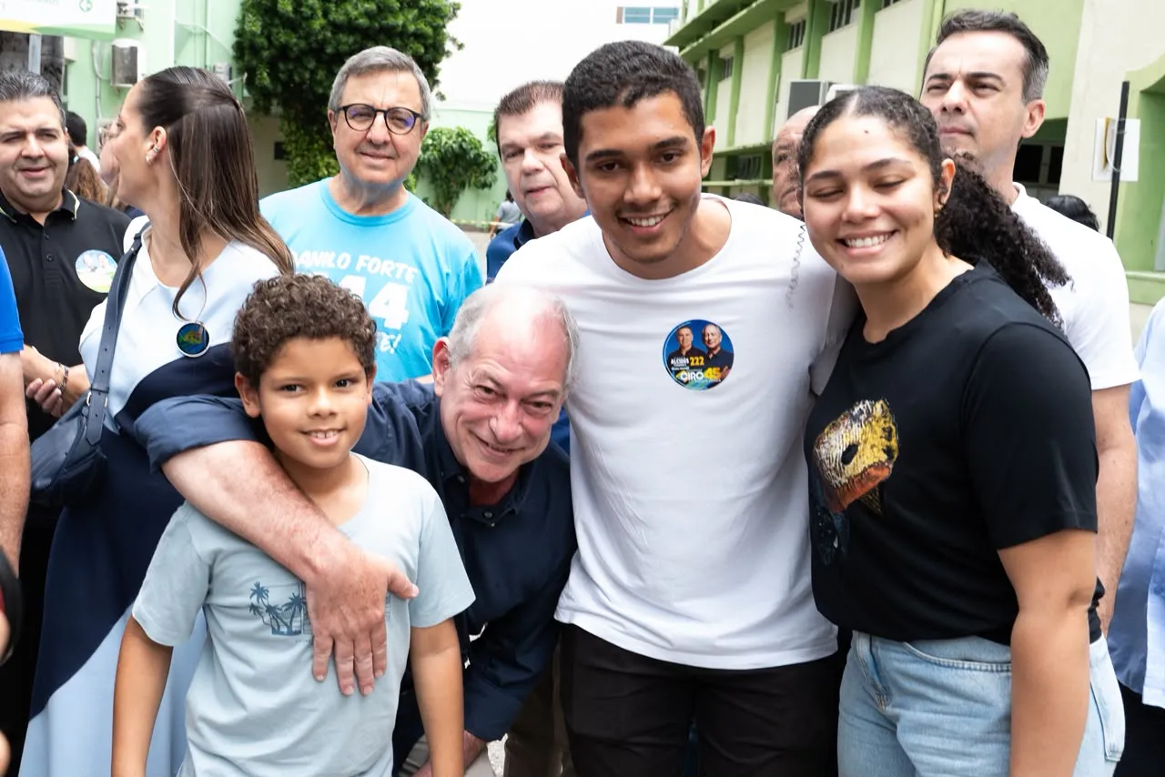 Ciro cumprimentou e posou com eleitores.