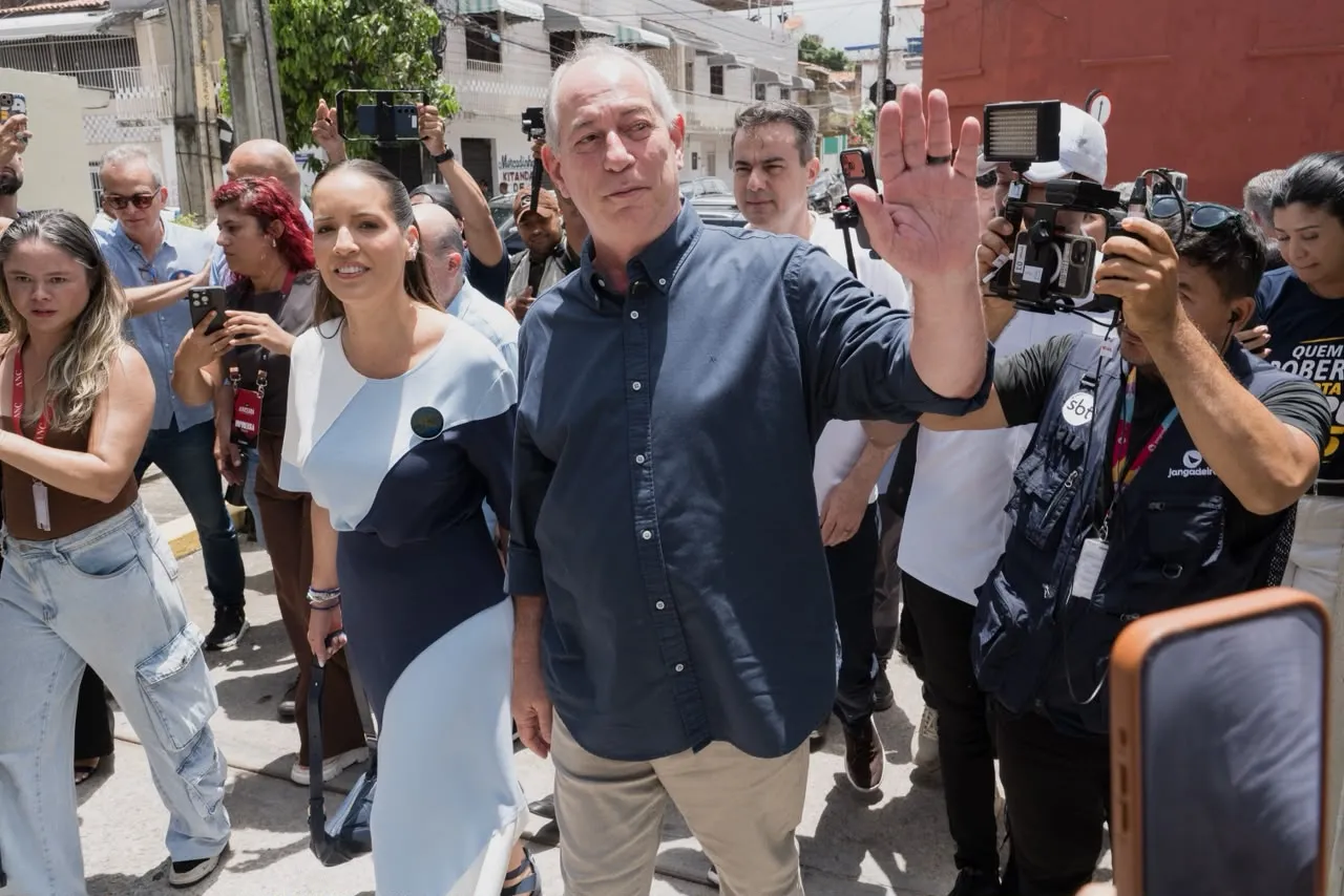Candidato chegou ao local de votação acompanhado da esposa, Giselle Bezerra, e aliados políticos.