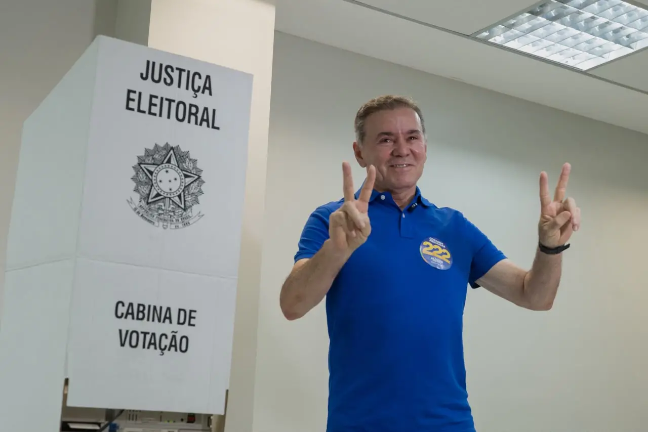 Imagem da notícia Candidato ao Senado, Alcides Fernandes vota em Fortaleza