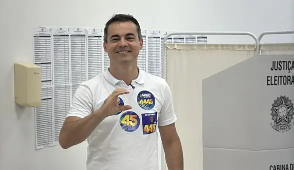 Imagem da notícia Candidato ao Senado, Capitão Wagner vota em Fortaleza