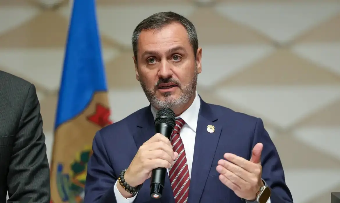 Imagem da notícia Diretor da PF diz que não há risco de ataques a embaixadas internacionais no Brasil