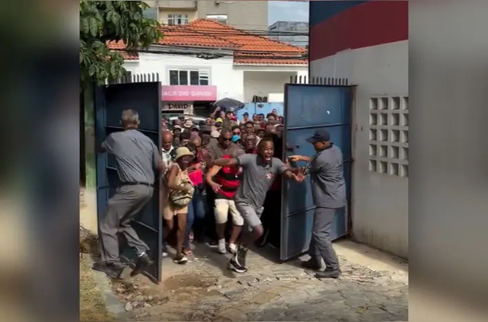 Imagem da notícia Vídeo mostra multidão em empurra-empurra para entrar em colégio eleitoral de Salvador
