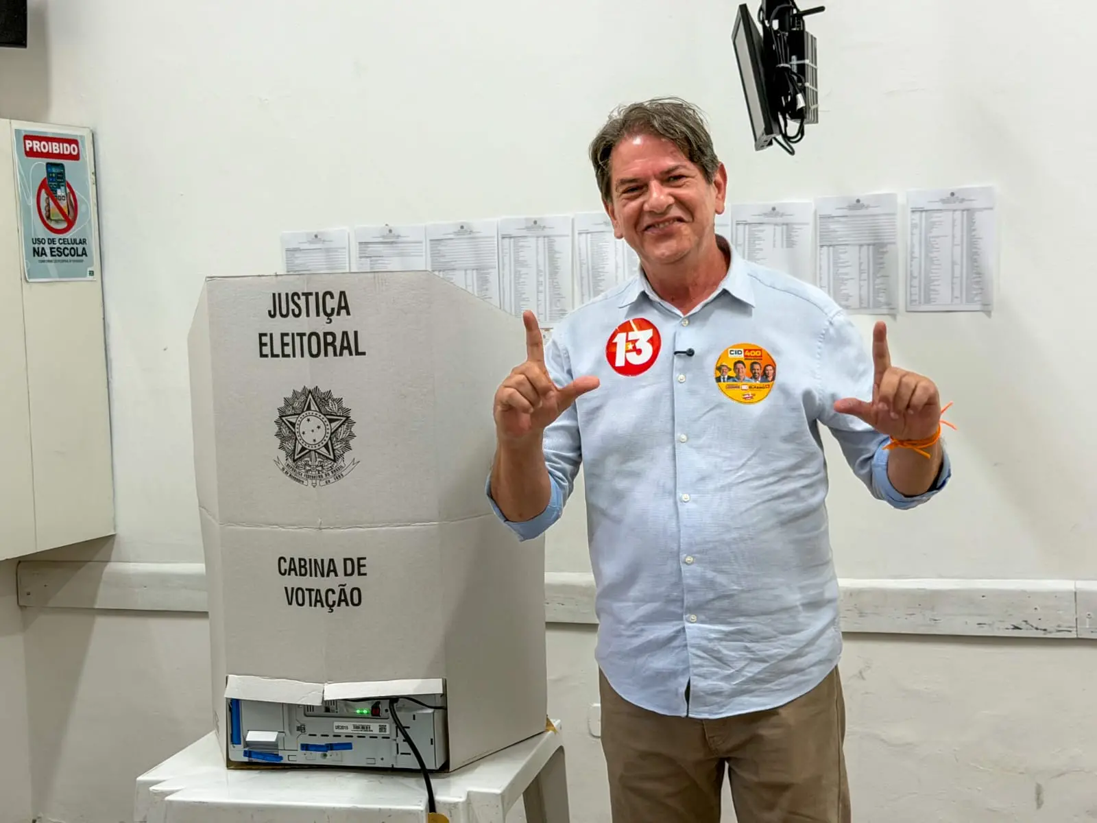 Imagem da notícia Candidato ao Senado, Cid Gomes vota em Sobral