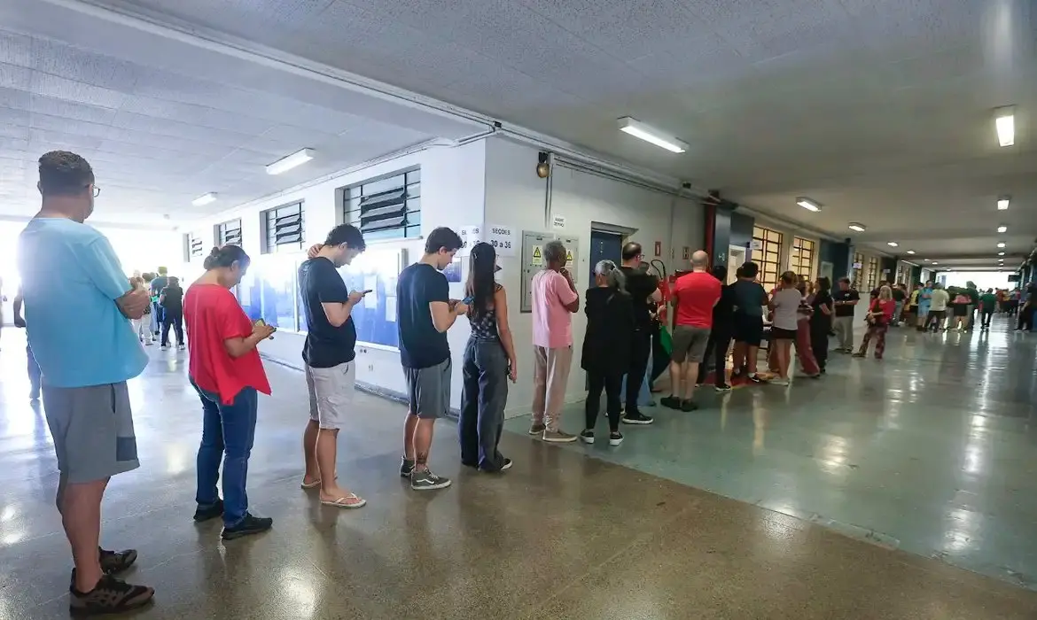 foto de eleitores em fila de votação em Manaus.