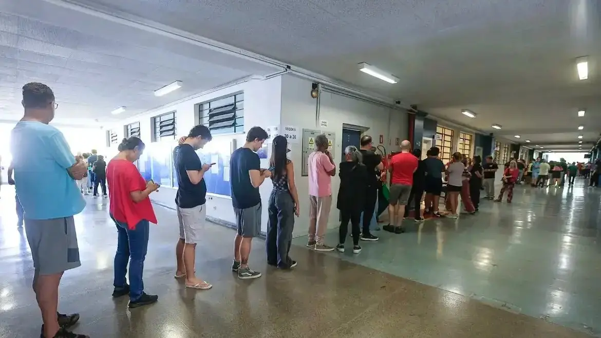 Imagem da notícia Quatro eleitores morrem após passarem mal em locais de votação no País