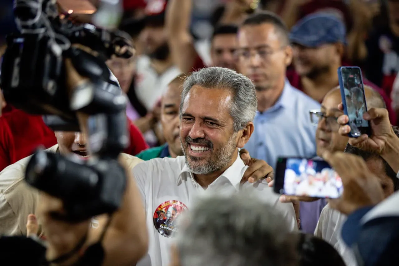 O governador Elmano de Freitas venceu a disputa à reeleição.