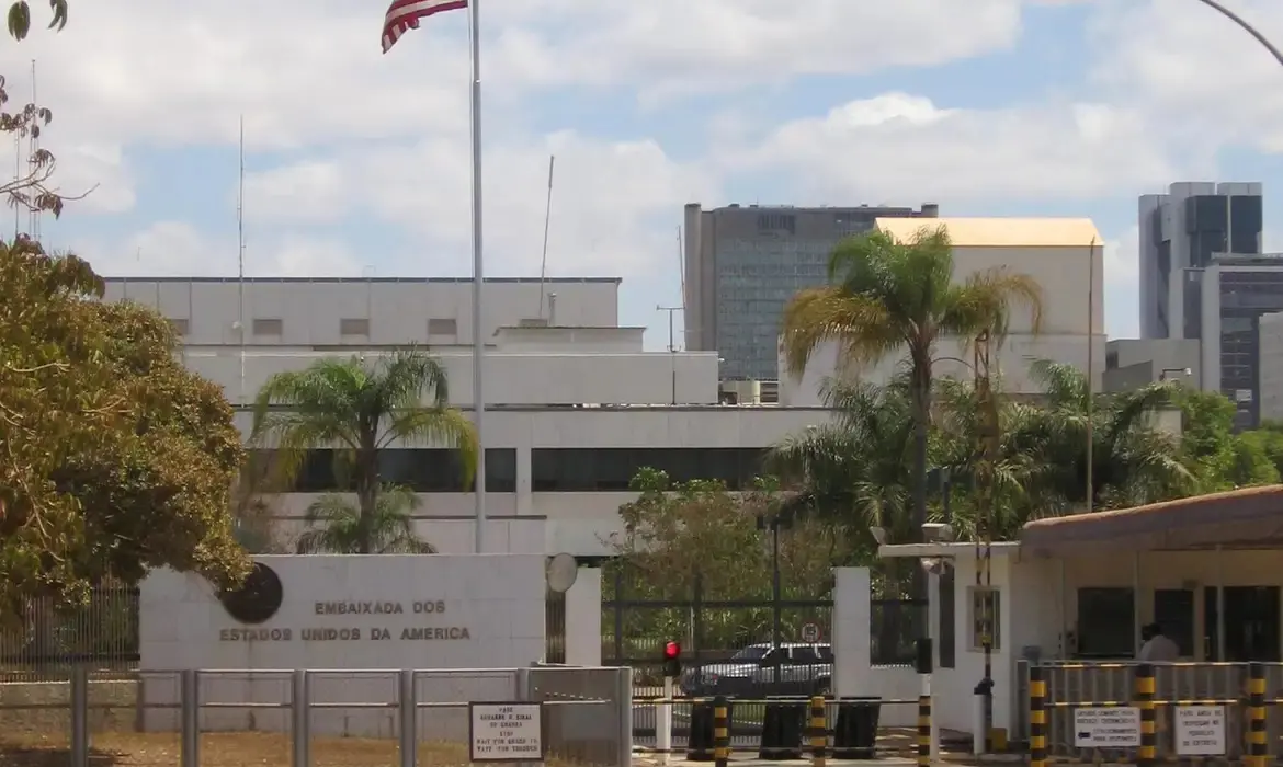 Imagem da notícia Embaixada e consulados dos EUA no Brasil reabrem após fecharem por 'segurança' antes do 1º turno