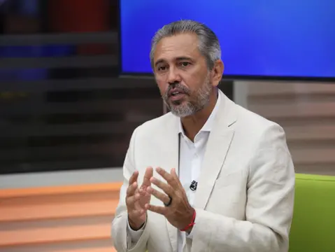 Imagem da notícia: Após reeleição, Elmano cita 'Quadrante Seguro' como prioridade e antecipa estratégia pró-Lula no CE