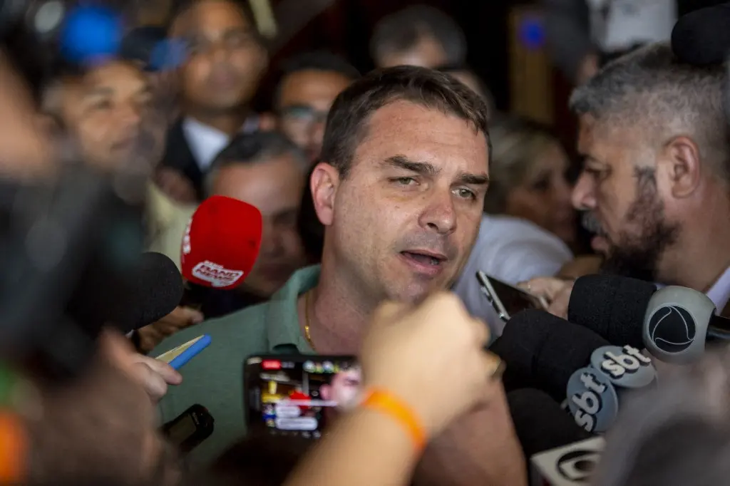 Imagem da notícia Flávio Bolsonaro agradece post de Milei: 'Em breve, nossas nações estarão mais próximas'
