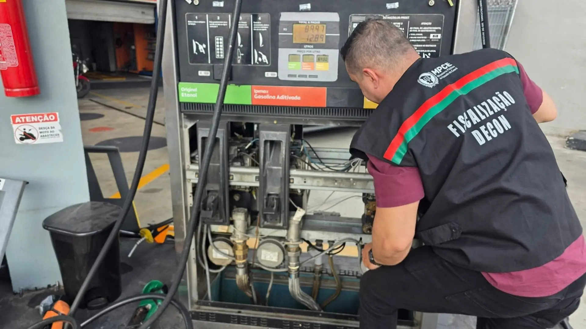 Imagem da notícia Postos de combustíveis e locadora de veículos irregulares são autuados em Fortaleza e RMF