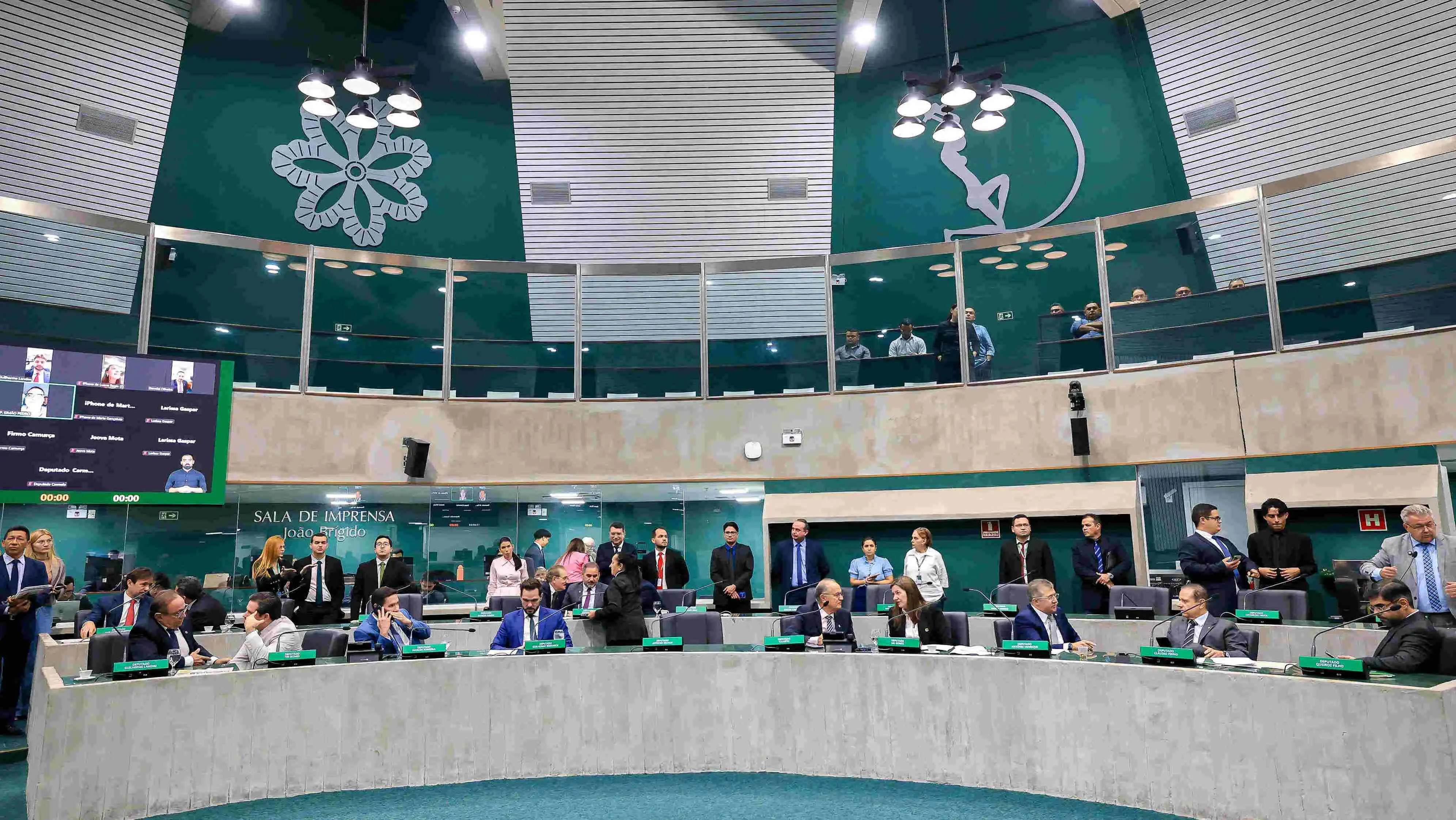 Imagem da notícia Tudo em família: um em cada três deputados eleitos no Ceará tem marido ou esposa na política