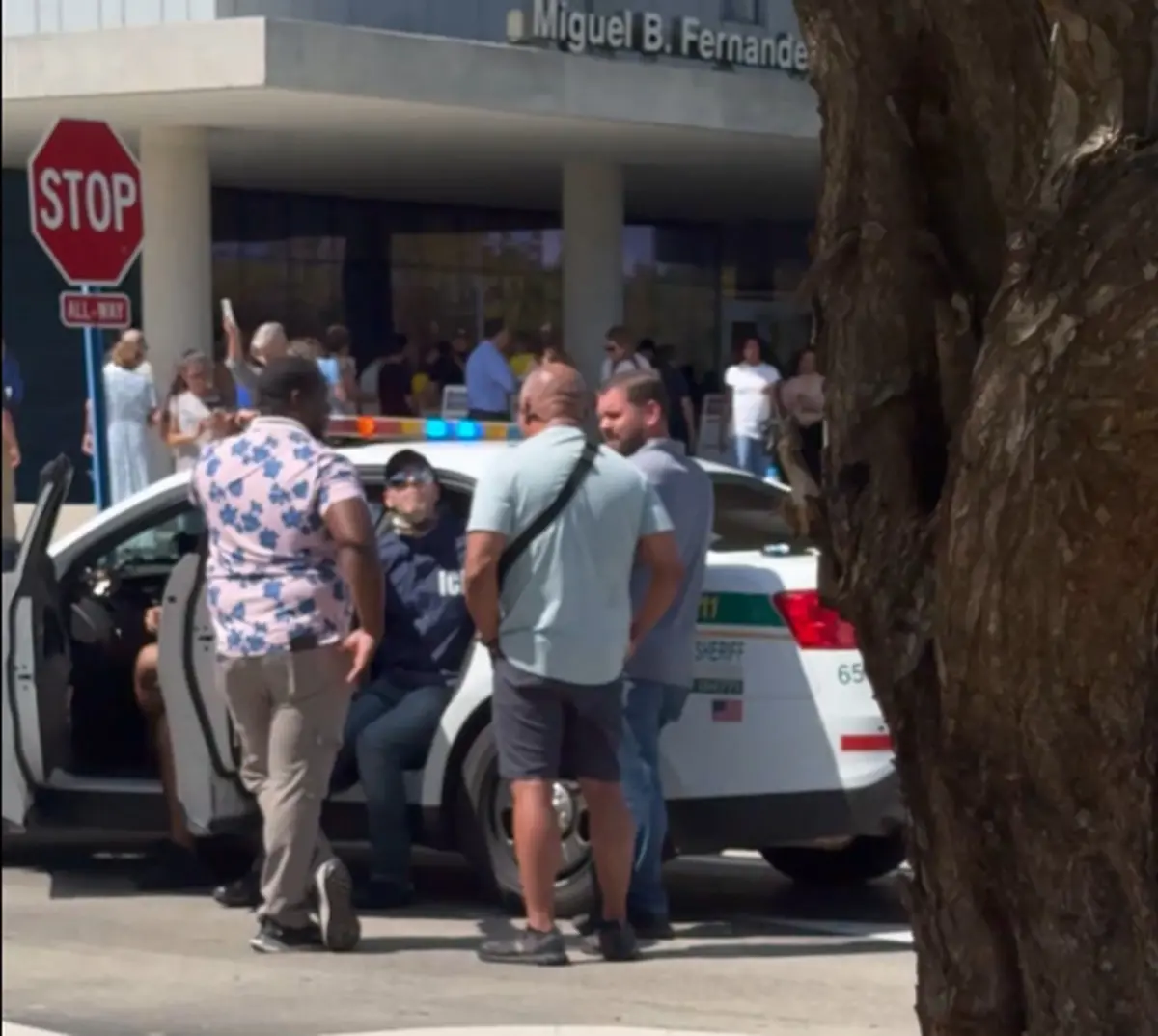 Imagem da notícia Brasileiro é preso nos EUA após se vestir de agente do ICE durante votação